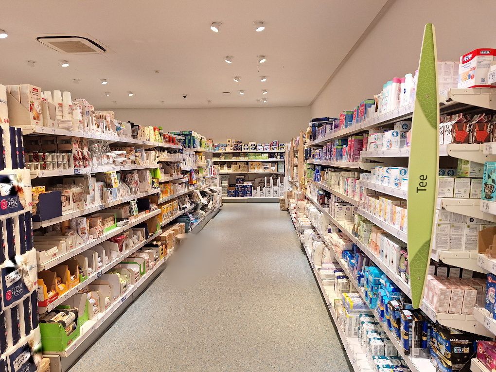 Approx. 129.00 m od drugstore shelves / used shop shelves, suitable for 613 m² sales area