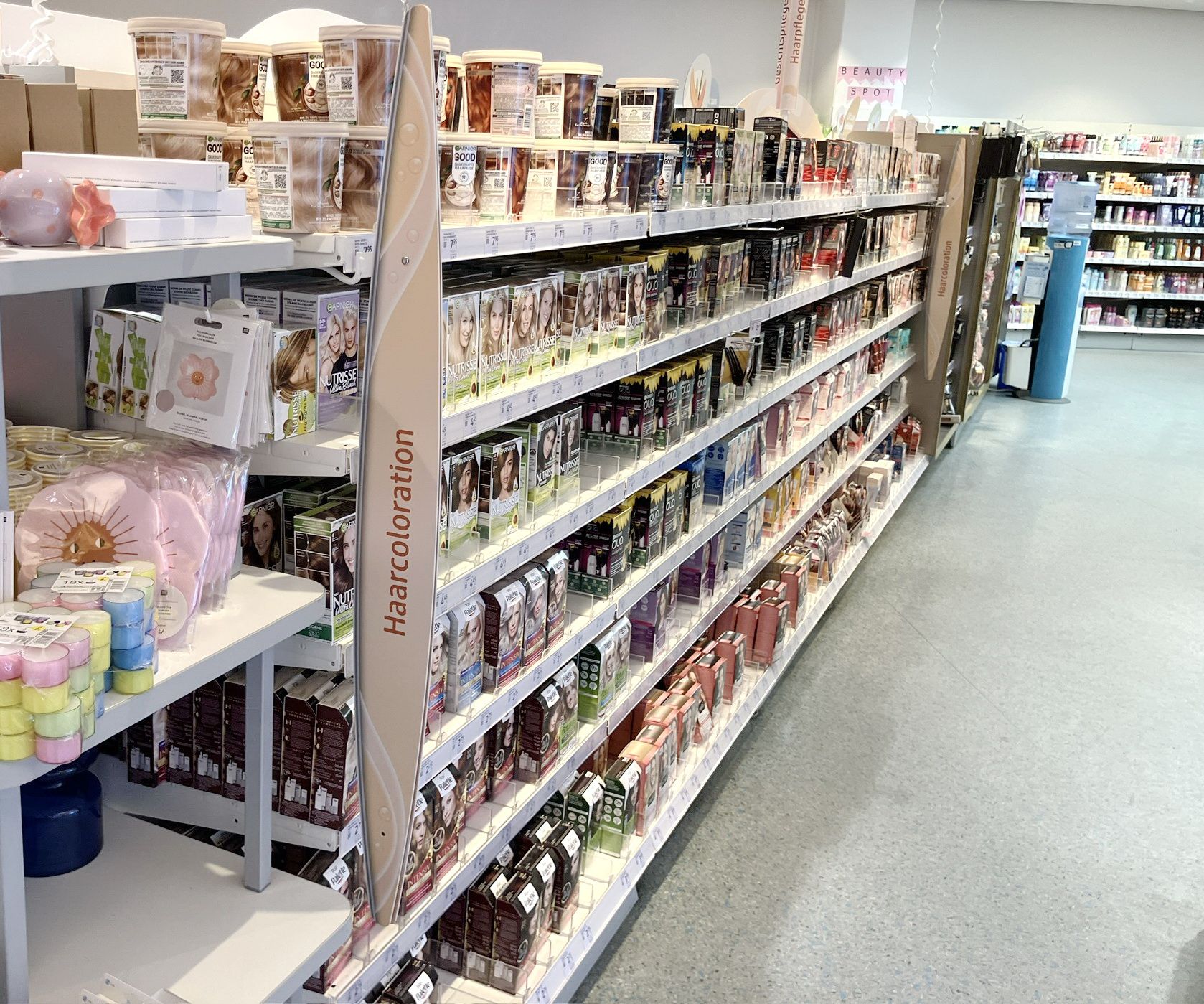 Approx. 199.50 m of drugstore shelves / used shop shelves, suitable for 613 m² of sales area